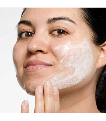فوم شستشوی صابونی کلینیک All About Clean Foaming Facial Soap بر روی پوست مدل