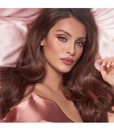 سواچ رژگونه شارلوت تیلبری Pillow Talk روی پوست