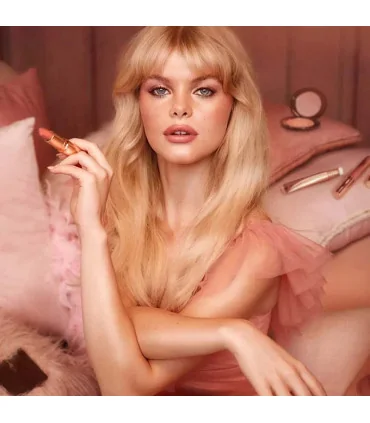 رژگونه شارلوت تیلبری Pillow Talk بر روی پونه و پوست مدل