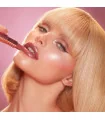 رژ لب شارلوت تیلبری 90s Pink بر روی لب مدل با آرایش نود صورتی