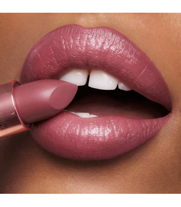 رژ لب شارلوت تیلبری 90s Pink  بر روی لب مدل با پوست تیره