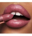 رژ لب شارلوت تیلبری 90s Pink بر روی لب مدل با پوست تیره