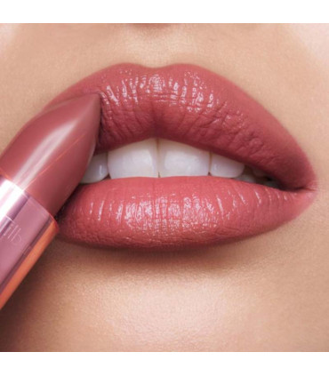 رژ لب شارلوت تیلبری 90s Pink  بر روی لب مدل با پوست روشن