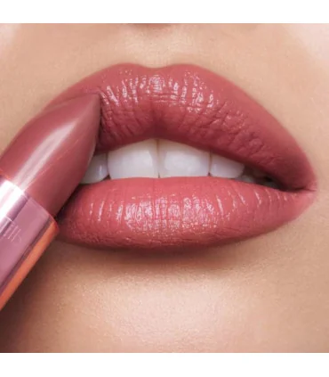 رژ لب شارلوت تیلبری 90s Pink بر روی لب مدل با پوست روشن