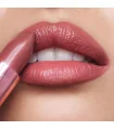 رژ لب شارلوت تیلبری 90s Pink بر روی لب مدل با پوست روشن