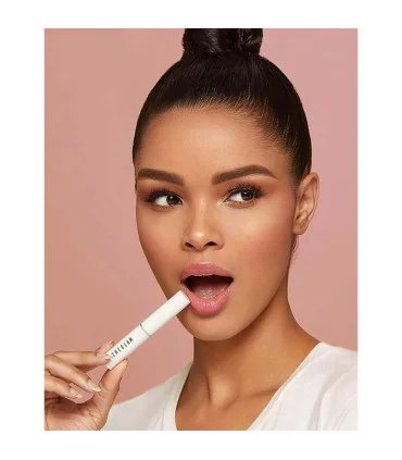 بالم لب شیگلم رنگ Pink 02 بر روی لب های مدل