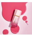 رژگونه مایع شیگلم لاو کیک Sheglam Color Bloom Love Cake نمای نزدیک بافت و اپلیکاتور