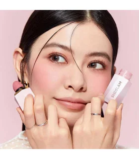 رژگونه مایع شیگلم لاو کیک Love Cake روی پوست با finish طبیعی