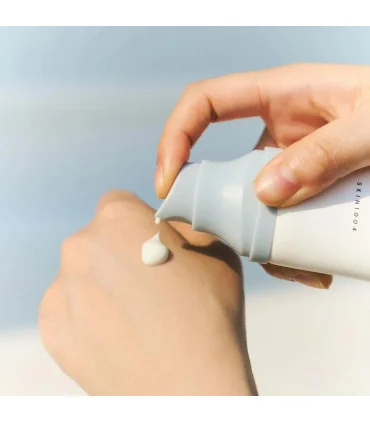 بافت و بافت کرمی ضد آفتاب سنتلا SKIN1004 روی پوست با پمپ