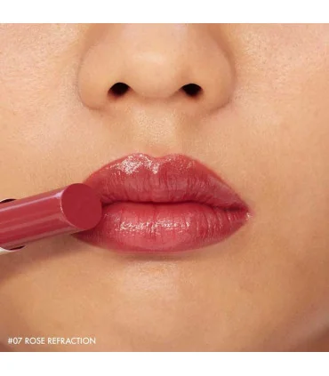 رژ لب شاین سفورا ۰۷ Rose Refraction روی لب‌ها با پوست روشن با جلوه براق طبیعی