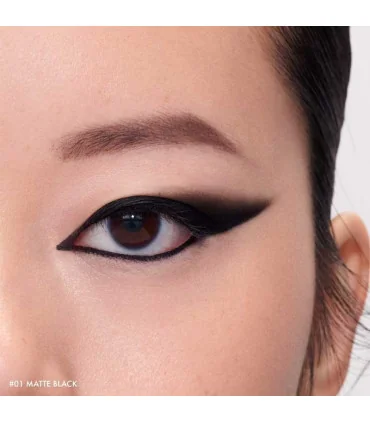 نمونه استفاده از مدادچشم پیچی ضد آب سفورا روی چشم مدل، نمایش رنگ مشکی عمیق و جلوه طبیعی