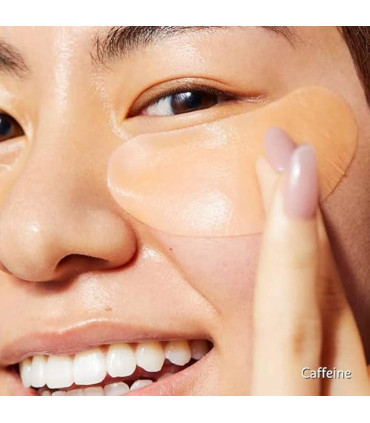 مدل در حال استفاده از ماسک چشم کافئین سفورا