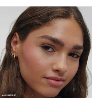 رژگونه پودری سفورا روی گونه مدل