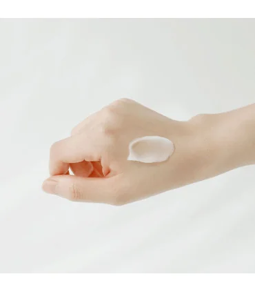 استفاده از ژل پیلینگ شکوفه زردآلو بیوتی اف جوسان روي پوست دست مدل