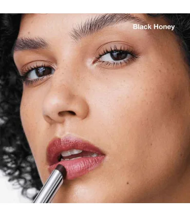 بالم لب بلک هانی کلینیک Almost Lipstick in Black Honey بر روی لب های مدل