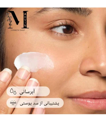 کرم آبرسان اوردینری Moisturizing Factors + HA بر روی پوست صورت مدل