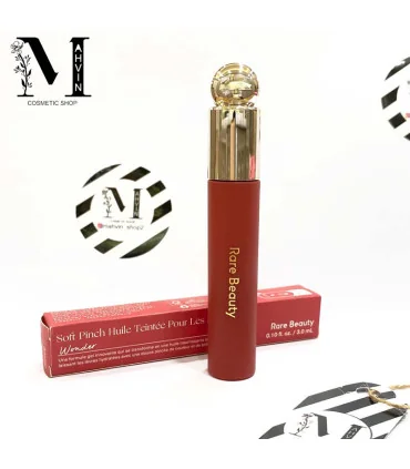 رژ لب مایع براق سافت پینچ رِر بیوتی نمای جلویی رژ لب مایع براق Rare Beauty در سایه Wonder با بسته‌بندی اصلی.