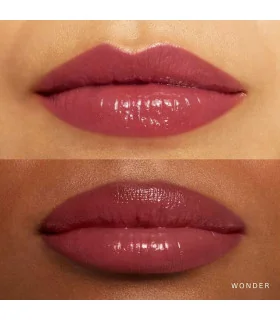 رژ لب مایع براق سافت پینچ رِر بیوتی جلوه سایه Wonder روی لب مدل، با جلوه طبیعی و مرطوب