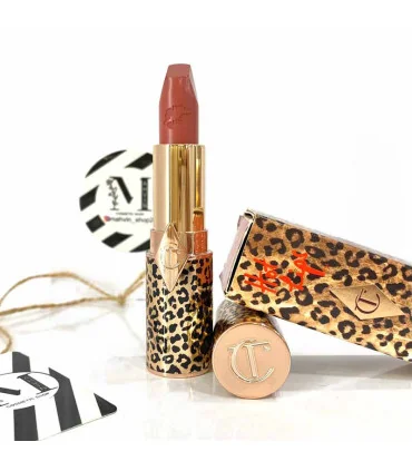 تصویر بسته‌بندی لوکس و قابل شارژ مجدد رژلب شارلوت تیلبری گلویینگ جن - Charlotte Tilbury Glowing Jen Lipstick Packaging
