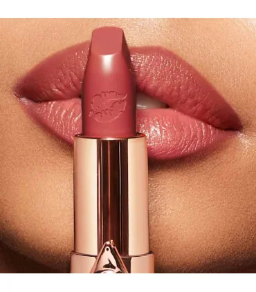 Charlotte Tilbury Glowing Jen Lipstick on Lips رژلب شارلوت تیلبری گلویینگ جن بر روی لب مدل