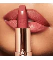 Charlotte Tilbury Glowing Jen Lipstick on Lips رژلب شارلوت تیلبری گلویینگ جن بر روی لب مدل