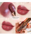 Charlotte Tilbury Glowing Jen Lipstick Swatch تست رنگ رژلب روی پوست دست برای نمایش دقیق رنگ رز بژ طبیعی و جلوه درخشان