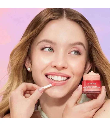 ماسک لب لانیژ توت فرنگی بر روی لب مدل سیدنی سویتی Laneige Lip Sleeping Mask on model lips sydney sweeny