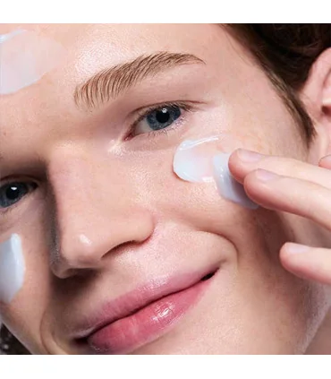 استفاده ماسک خواب آبرسان لانیژ بر روی صورت مدل LANEIGE Water Sleeping Mask model face