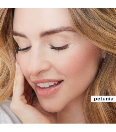 آرایش گونه با پالت رژگونه این بلوم تارت روی پوست مدل با جلوه طبیعی و درخشان رنگ petunia