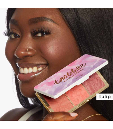 آرایش گونه با پالت رژگونه این بلوم تارت روی پوست مدل با جلوه طبیعی و درخشان رنگ tulip