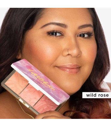 آرایش گونه با پالت رژگونه این بلوم تارت روی پوست مدل با جلوه طبیعی و درخشان رنگ wild rose