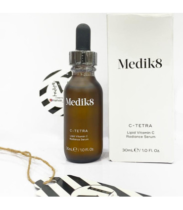 سرم ويتامين سي مديک 8 (C-Tetra) همراه با جعبه اصلي محصول از نماي جلو