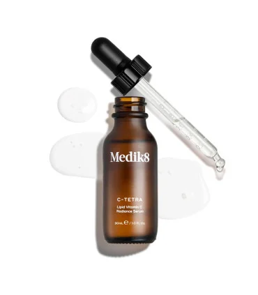 نمای نزدیک قطره چکان و بافت سرم ویتامین سی مدیک 8 مدل C-Tetra