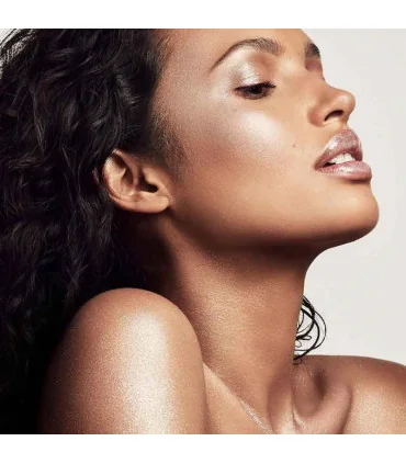 نمای نزدیک درخشش هایلایتر فنتی بیوتی دایموند بمب روی پوست - Fenty Beauty Diamond Bomb All-Over Diamond Veil glow close up