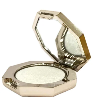 هایلایتر فنتی بیوتی دایموند بمب سایز مینی نمای باز شده و بافت محصول - Fenty Beauty Diamond Bomb All-Over Diamond Veil