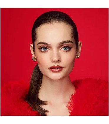 میکاپ مدل با پک کریسمس استی لادر estée lauder christmas pack 2025