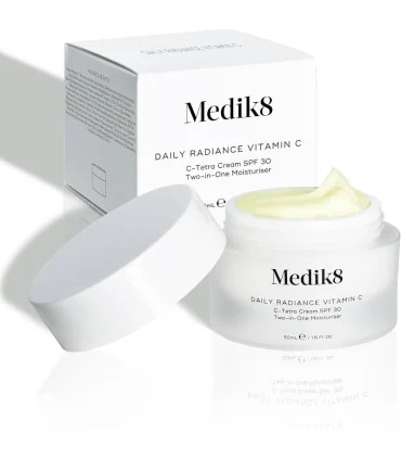 نمای نزدیک کرم ویتامین سی مدیک8 Daily Radiance با بسته بندی اصلی