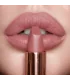 رژ لب شارلوت تیلبری پیلو تاک بر روی لب های مدل از نمای نزدیک Charlotte Tilbury Pillow Talk on model lips close up