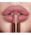 رژ لب شارلوت تیلبری پیلو تاک بر روی لب های مدل از نمای نزدیک Charlotte Tilbury Pillow Talk on model lips close up