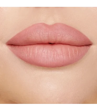 رژ لب شارلوت تیلبری پیلو تاک بر روی لب مدل از نمای نزدیک Charlotte Tilbury Pillow Talk on model lips close up