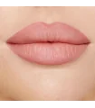رژ لب شارلوت تیلبری پیلو تاک بر روی لب مدل از نمای نزدیک Charlotte Tilbury Pillow Talk on model lips close up