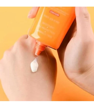 ضد آفتاب حلزون جیگوت بر روی پوست دست Jigott Snail UV Sun Block SPF50+/PA++++ on hand