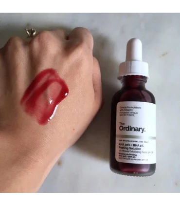 سرم پیلینگ و لایه بردار اوردینری بر روی دست