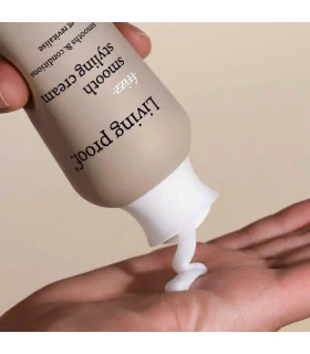 کرم حالت دهنده مو لیوینگ پروف در دست مدل - کرم حالت دهنده مو Living Proof