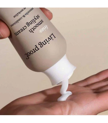 کرم حالت دهنده مو لیوینگ پروف در دست مدل - کرم حالت دهنده مو Living Proof