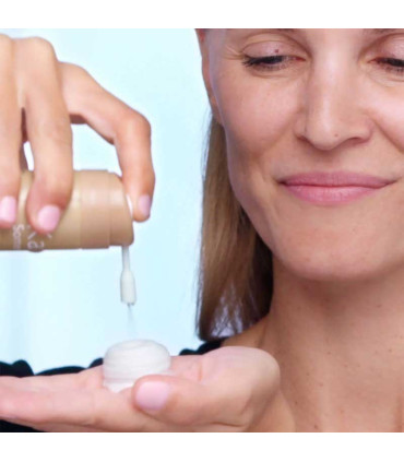 سرم لیفت صورت و ضد پیری کیت سامرویل Kate Somerville  بر روی دست از نمای نزدیک