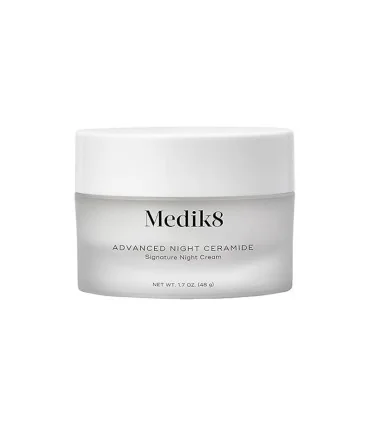 نمای جلوی بسته‌بندی کرم شب مدیک 8 که کیفیت بالای محصول را نمایش می‌دهد. کرم شب مدیک 8