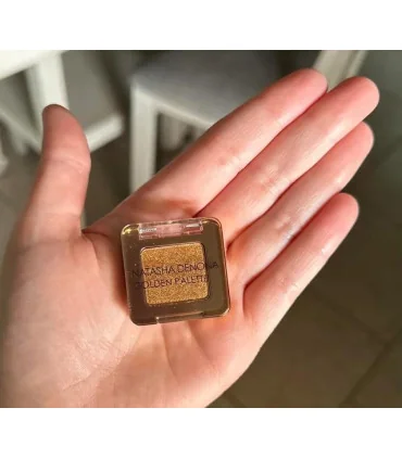 نمای نزدیک از بافت و پیگمنت سایه چشم ناتاشا دنونا طلایی بر روی دست و سایز آن - سایه چشم طلایی ناتاشا دنونا