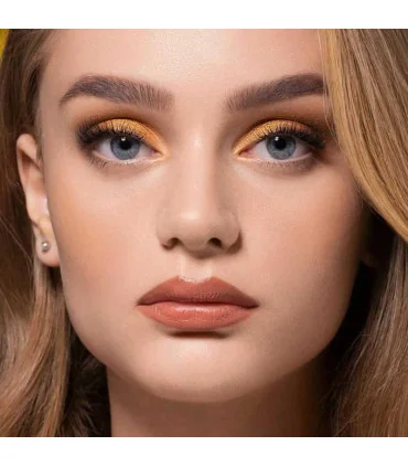 تست رنگ سایه طلایی ناتاشا دنونا روی پوست دست، با نور طبیعی - سایه چشم طلایی ناتاشا دنونا