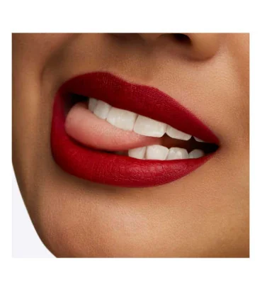 رنگ واقعی رژ لب Ruby Woo روی لب با بافت Retro Matte و ماندگاری بالا - پک رژ لب مک دو عددی
